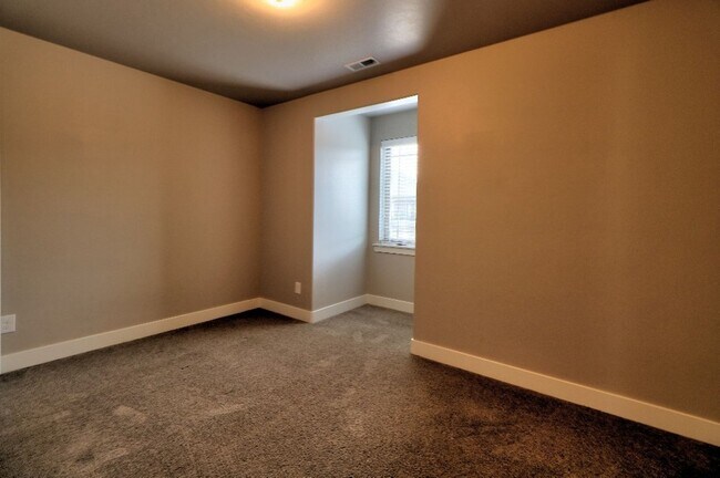 Building Photo - 3 bed 2.5 bath townhome in Salem