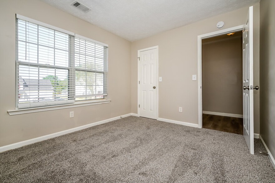 Building Photo - 413 Grove Park Dr