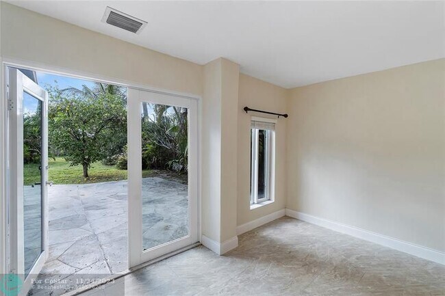 Building Photo - 1562 NE 36th St