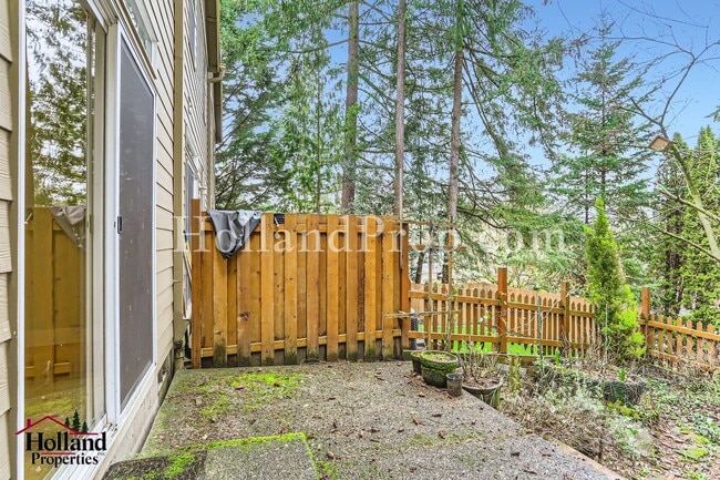 Building Photo - Bright & Spacious 3-Bedroom Townhome in a Prime Location!