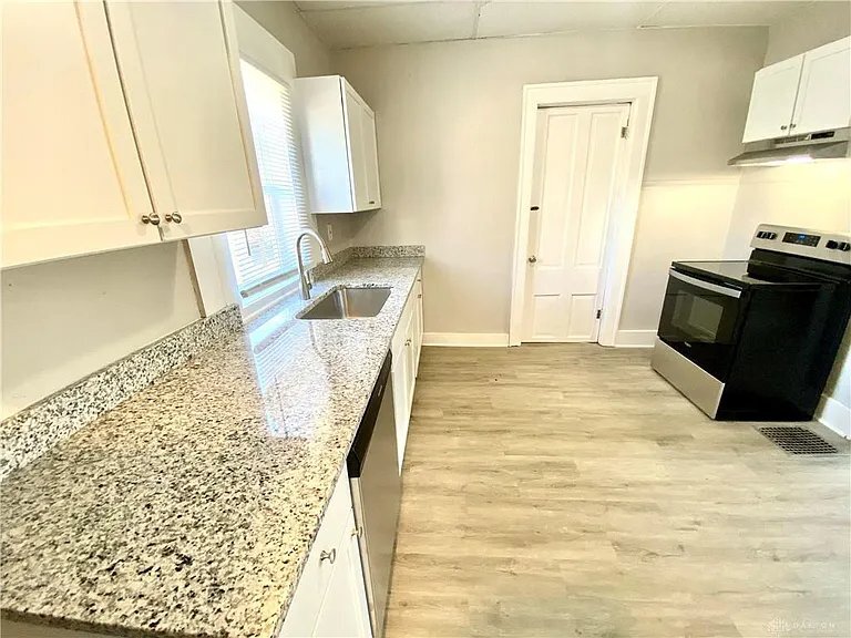 Building Photo - 100 E 3rd St