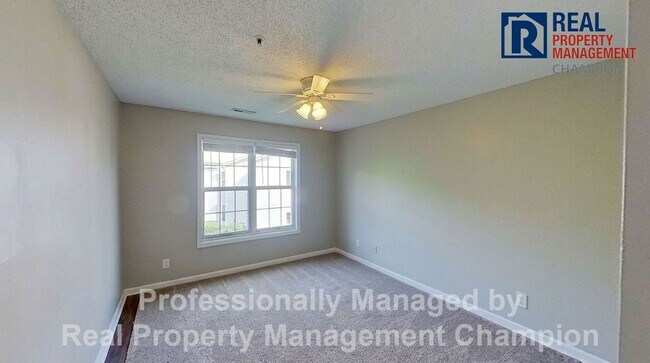 Building Photo - Spacious Upper Level Condo w/Open Floorplan and Split Bedrooms