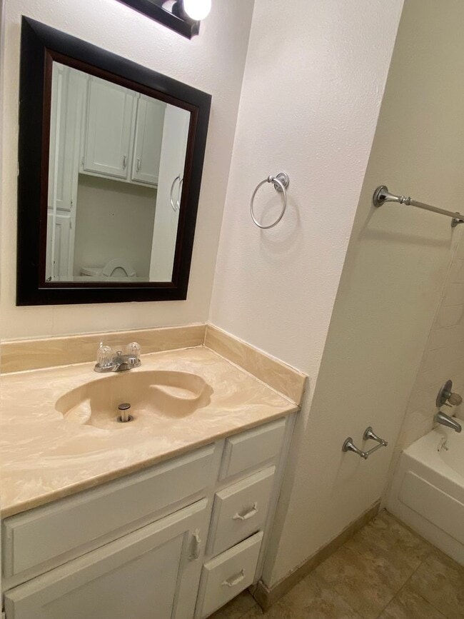Building Photo - ***$500 off First Full Months rent with mo...