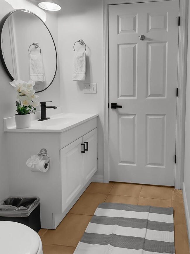 Building Photo - 50% off first months rent.  Perfect for large families or multiple friends!  5 bedroom house loca...