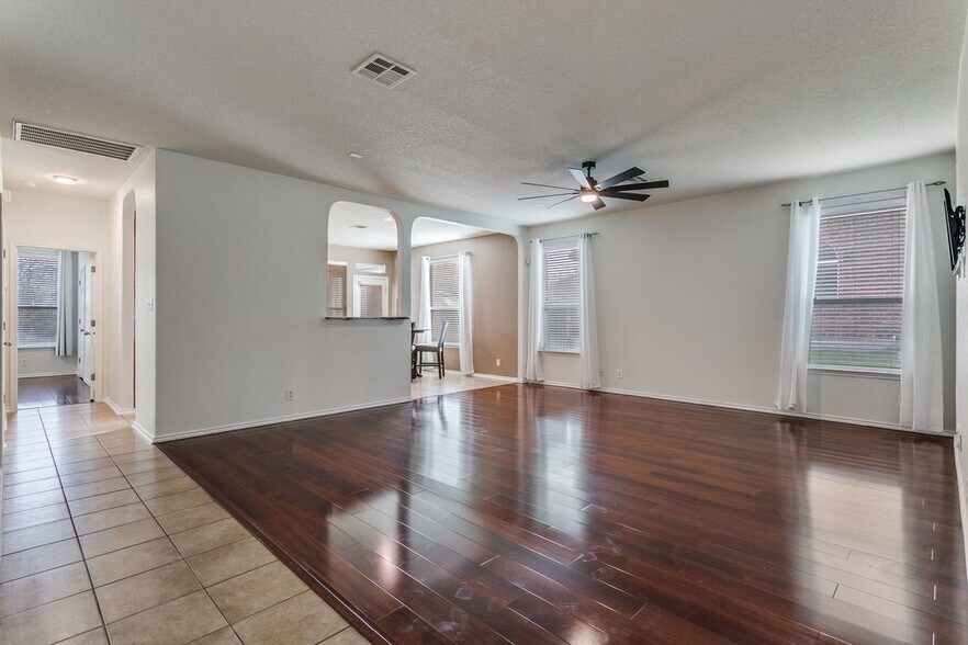 Building Photo - 705 Hightrail