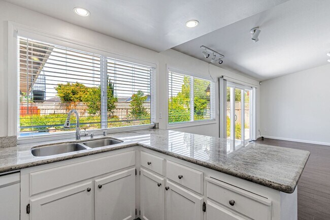 Building Photo - Saratoga Gem - 4BR Home Open Floor Plan & ...