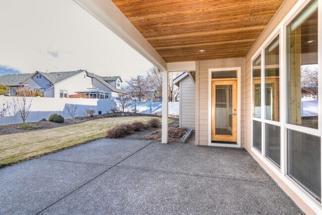 Building Photo - Award-winning, custom-built home in the highly-desired Cascade View Estates