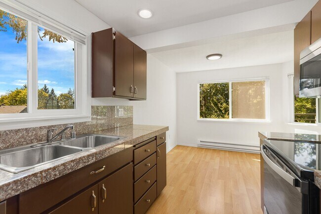 Building Photo - 2 Bed, 1 Bath Condo with Easy Access to I-405