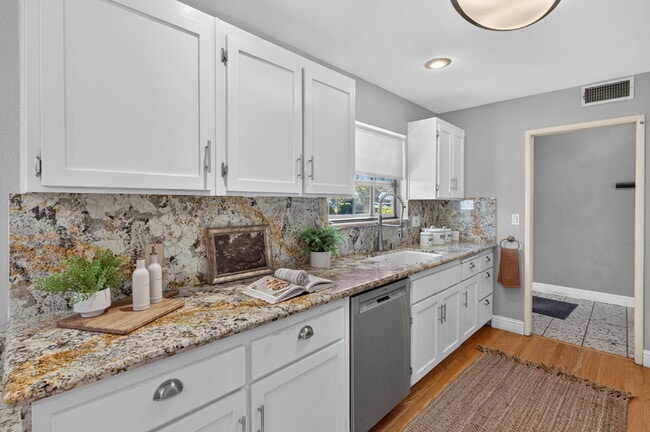Building Photo - Spacious 4-Bed Oasis with 2 Full Baths