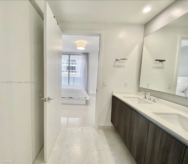 Building Photo - 1 br, 1.5 bath Condo - 488 NE 18th St Awes...