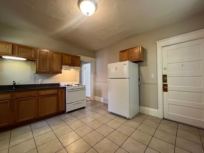 Building Photo - This spacious 3-bedroom lower level duplex...