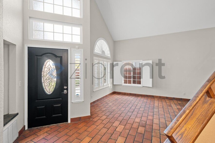 Building Photo - Unit