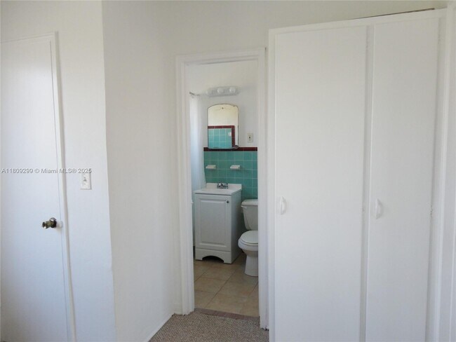 Building Photo - 4740 Pine Tree Dr