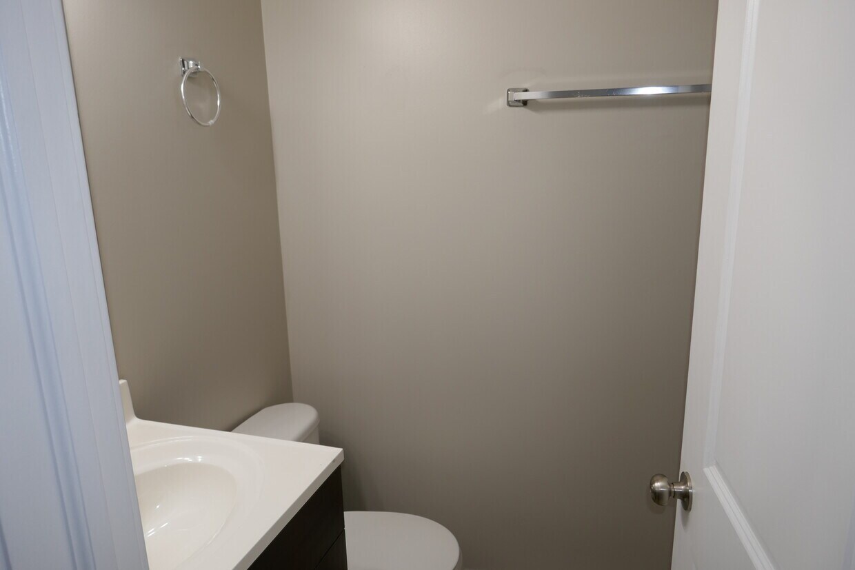 bathroom2 - 1463 W Huron St