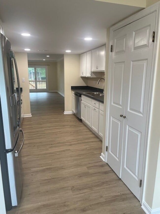 Building Photo - Gorgeous home with boat slip and water views