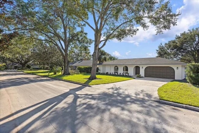 Building Photo - Newly Renovated, Luxurious 4 Bedroom 3 Bat...
