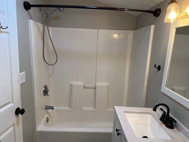 Building Photo - Updated 3 bedroom 1 bathroom house in Thur...