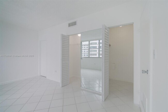 Building Photo - 801 Brickell Bay Dr