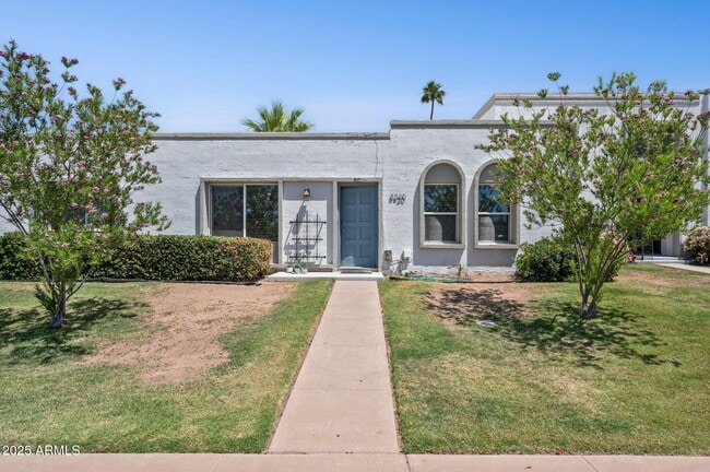Primary Photo - 8320 E Chaparral Rd