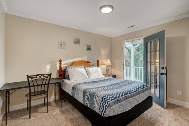 Building Photo - 2225 Summit St