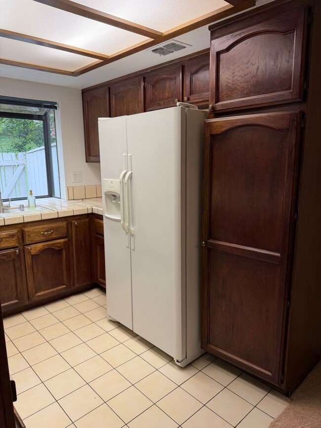 Building Photo - 1670 Sqft. 3 Bedroom, 2 Bath Gated Townhome for Rent in Citrus Heights.