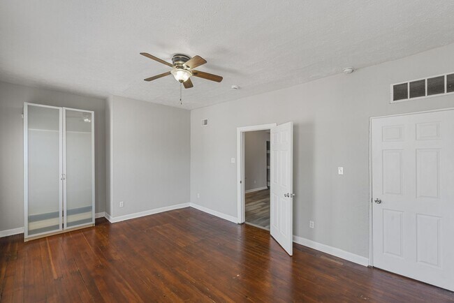 Building Photo - 3208 Dobson St