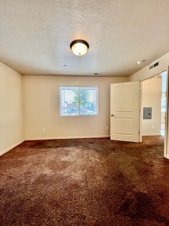 Building Photo - 6941 Village River Ln