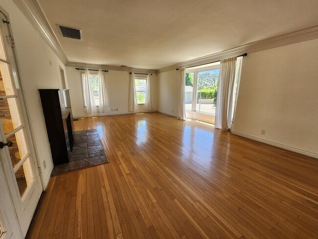 Building Photo - **COMING SOON**!! Gorgeous 3 beds | 4 bath...
