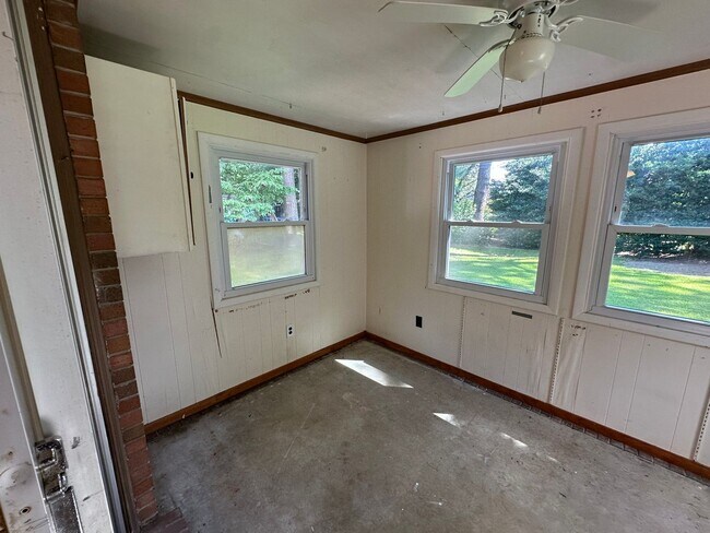 Building Photo - 1408 Dermott Ave