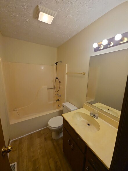 Building Photo - 492 W 9th St