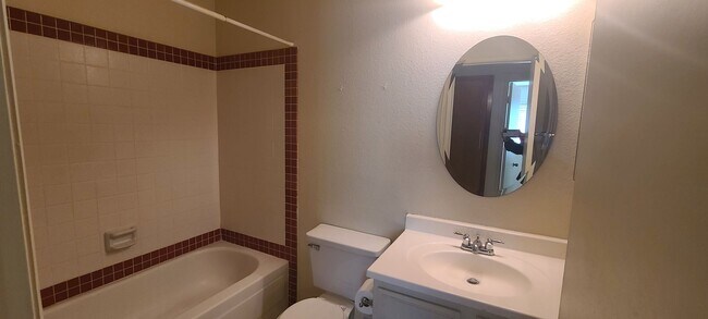 Building Photo - 3 Bedroom 2 Bathroom Home in Elk Grove