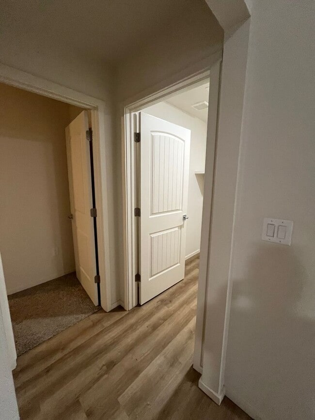 Building Photo - 1107 E La Brea Ave