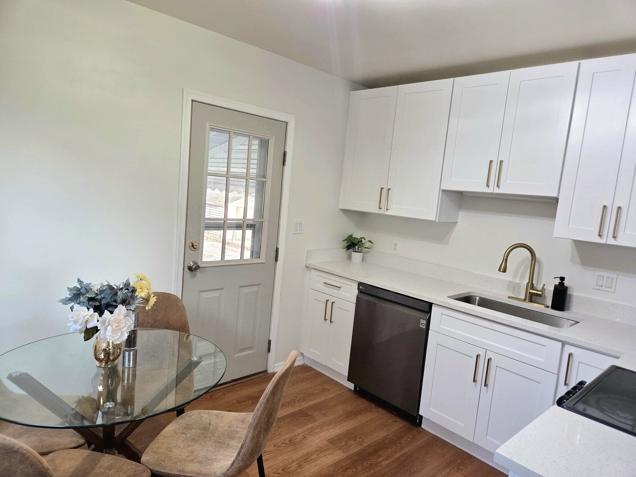 Renovated kitchen - 1130 Stephen Dr