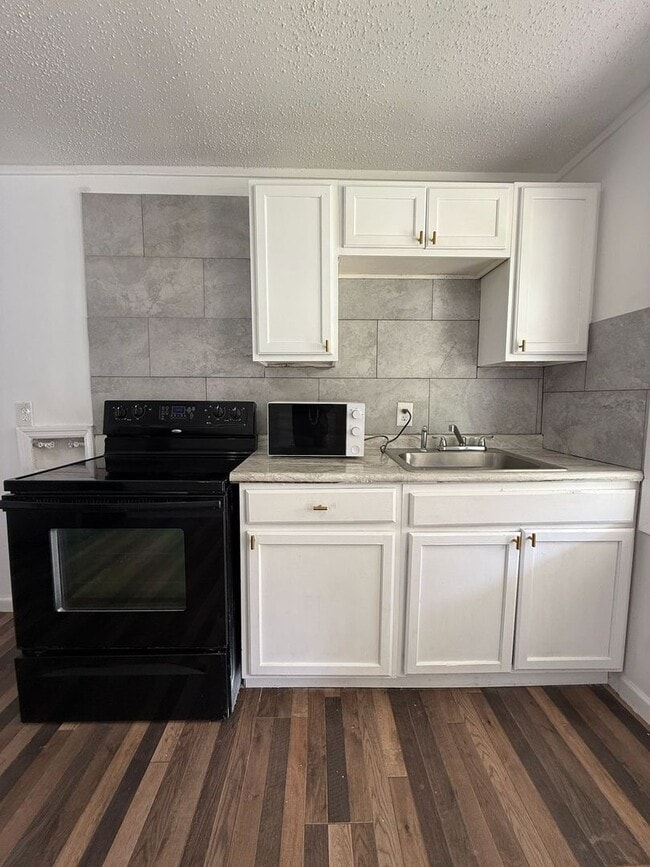 Building Photo - Freshly renovated 3 bedroom unit!