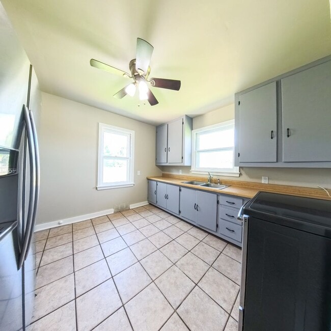 Building Photo - Newly updated 2 bedroom 1 bathroom home-Ad...