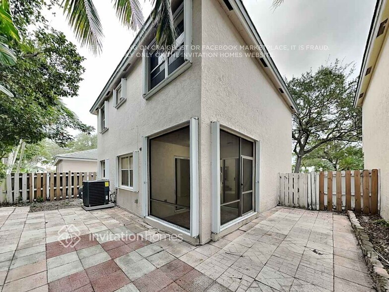 Building Photo - 9912 NW 9th Ct
