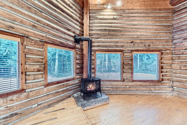 Building Photo - Stunning 3-Bedroom Log Cabin Home in Carnation!!