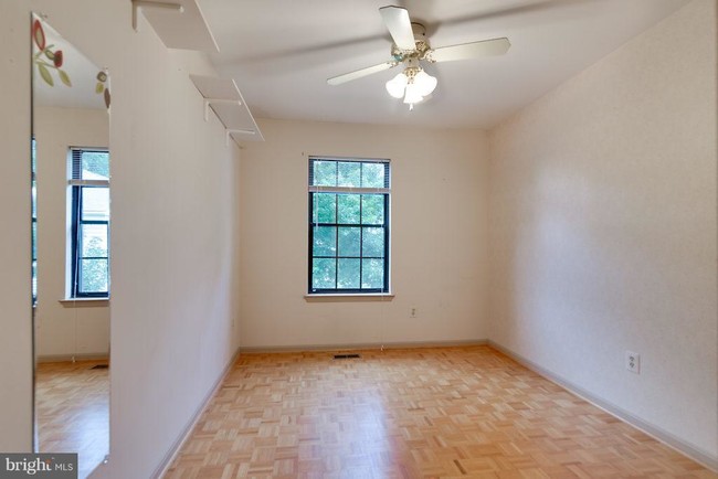 Building Photo - 7608 Southern Oak Dr