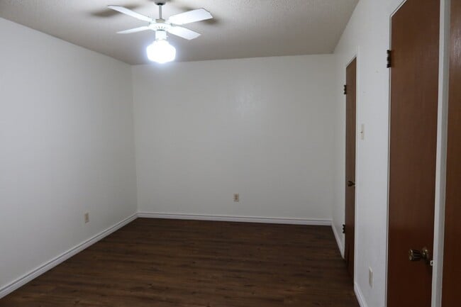 Building Photo - 101 Travis Ln