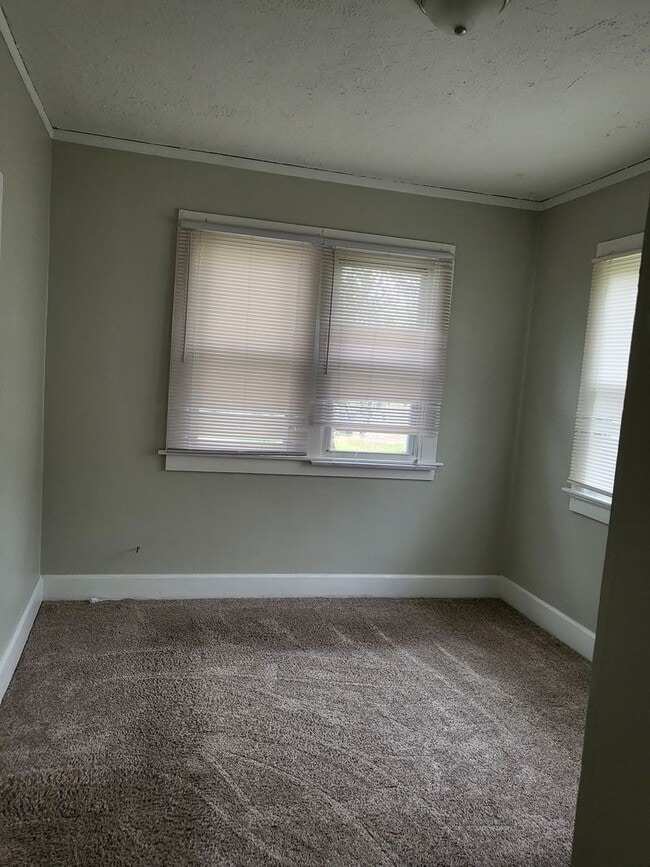 Building Photo - 2 bed 1 bath house