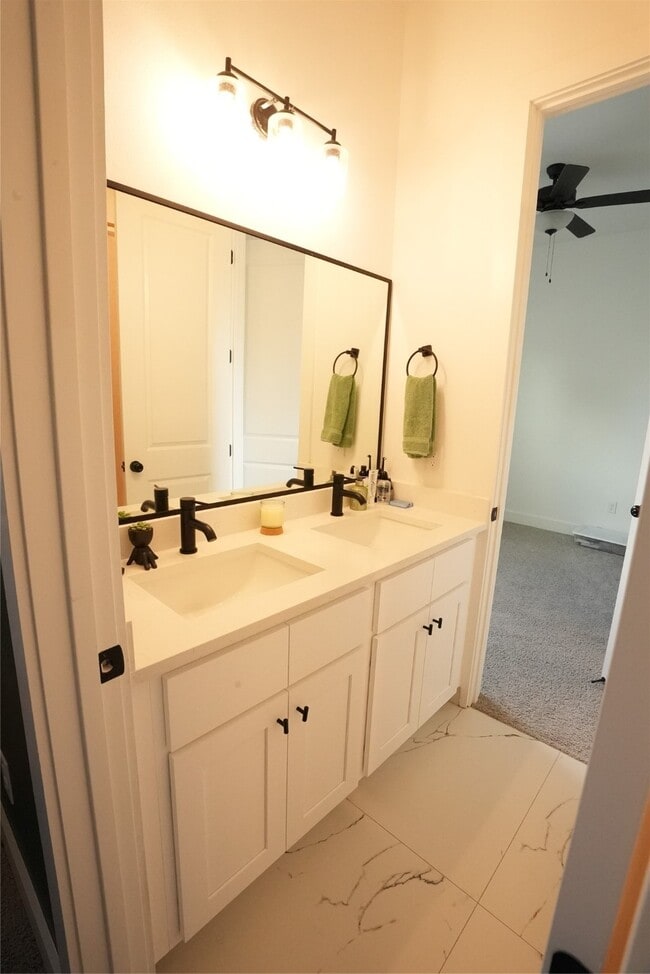 Building Photo - 2406 Mann St