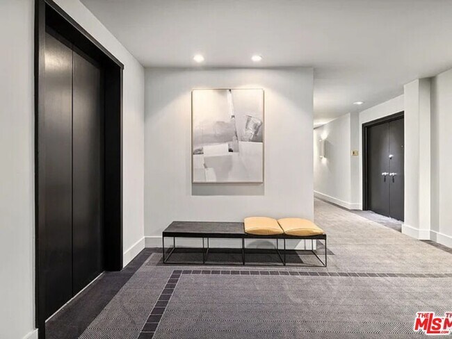 Building Photo - 818 N Doheny Dr