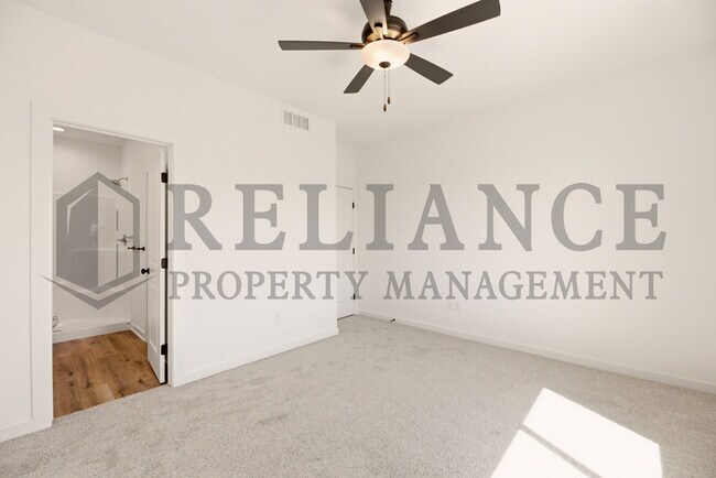 Building Photo - 5243 N Pinecrest Ct