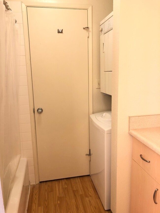 Building Photo - Crosspointe - 2 Bdrm/1 Bath Bottom Corner ...
