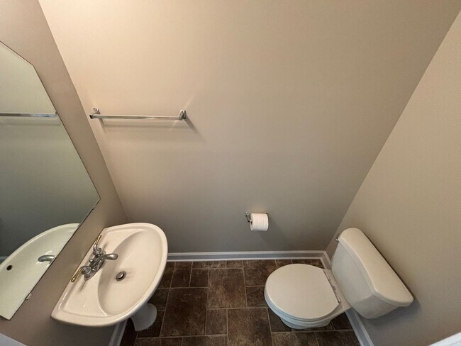 Building Photo - 3 Bed 2.5 Bath Town Home in Carleton Place ~ Students Welcome with Co-Signers!