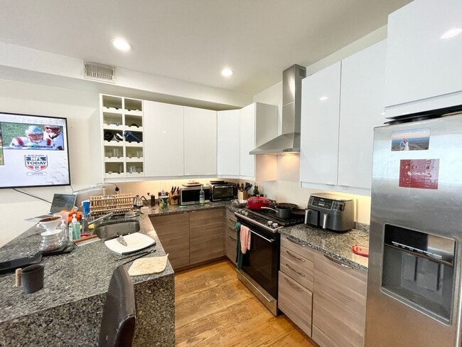 Building Photo - Beautiful 6 Bed Condo Style Apartment Available 9/1/26