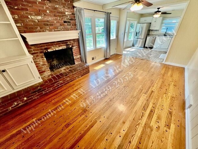 Building Photo - Lovely Home In Nall Hills-Available NOW!