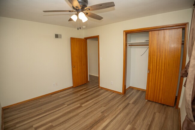 Building Photo - 2401 Willow Dr