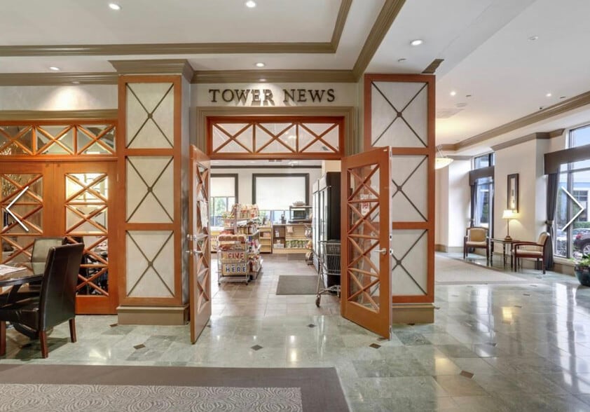 Grand lobby with on-site convenience store - 795 Hammond Dr
