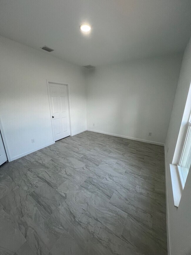 Building Photo - Brand-New 3BR/2BA Home with Garage – Serene Lake Placid Neighborhood